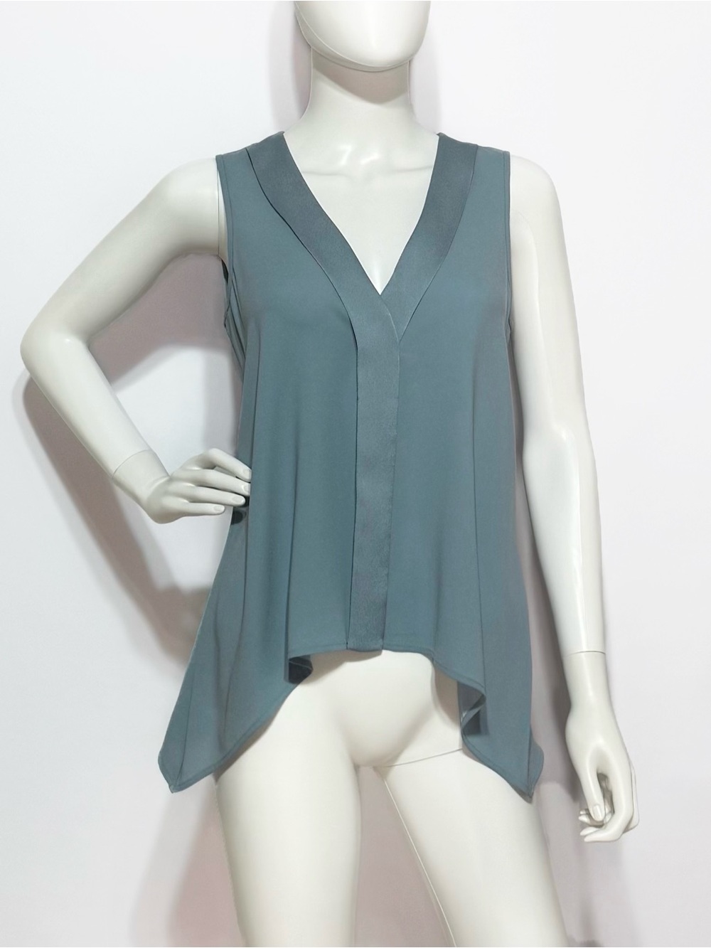 BCBGMaxAzria Sleeveless V-Neck Handkerchief Hem Flowy Blouse - Slate | XXS